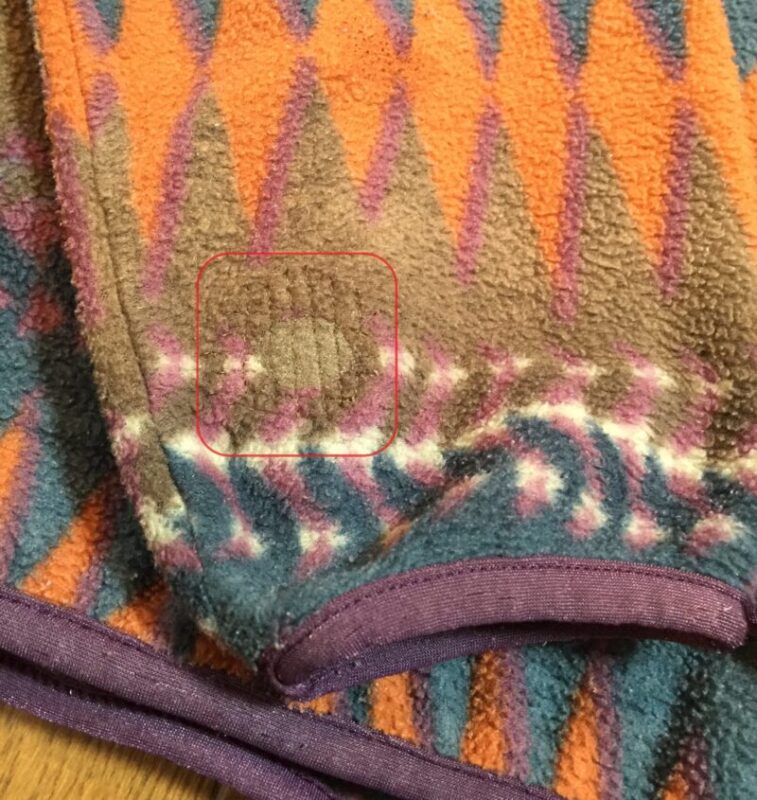 裾の穴の開いた部分が修繕されました。丁寧な作業でほとんど目立ちません。職人技です。