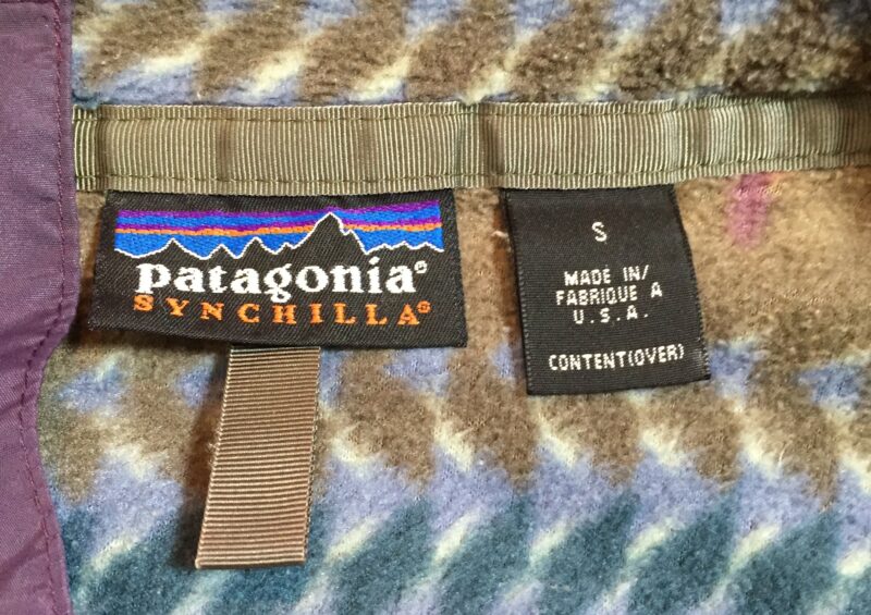 パタゴニアの背中のエンブレムとサイズタグも新品に替わりました。良く悪くなる所なので、こちらもうれしい。