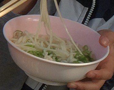 キャンプ朝ごはんはおうどん。さらっと食べやすく、お酒が残っていてもあっさり食べられます。