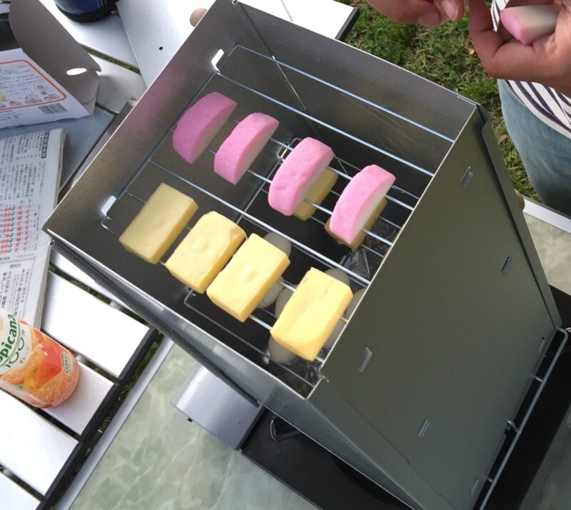 燻製器で燻製を作る。具はカマボコ、チーズなど。煙で燻されて香りがおいしそう。