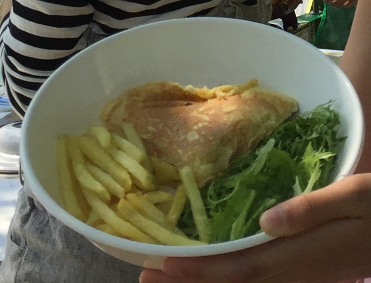 ホットケーキの付け合わせはレタスサラダとフライドポテト。子供にも人気のメニューです。