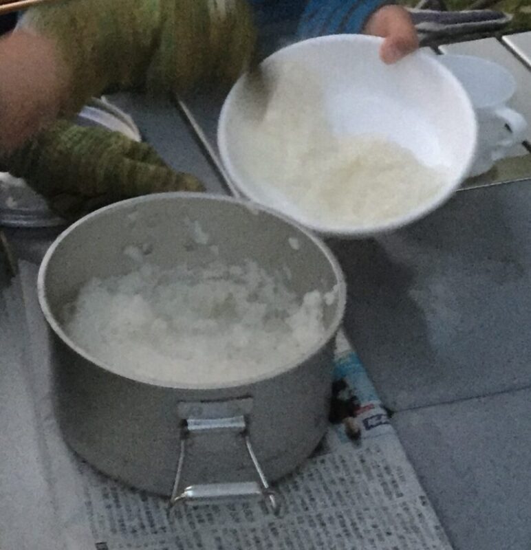 アウトドアで炊いたごはん。固くならずオゴゲもできず食べごろです。