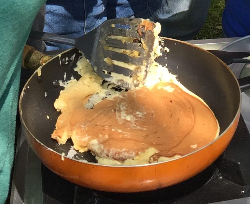 アウトドア朝ごはんのホットケーキ。子供たちだけで作った。ひっくり返すのが難しかったです。