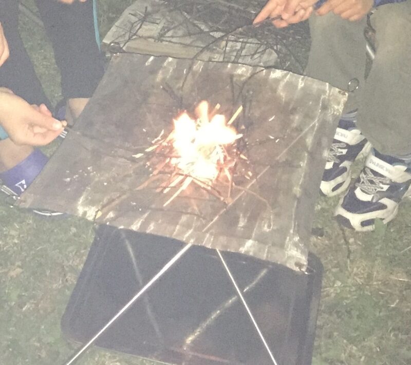 キャンプの夜のマシュマロ焼き。あつあつでちょっと焦げたところもおいしいです。