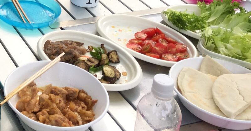 キャンプの朝ごはんのピタパン。具をパンにはさんで食べます。お腹いっぱいにになりました。