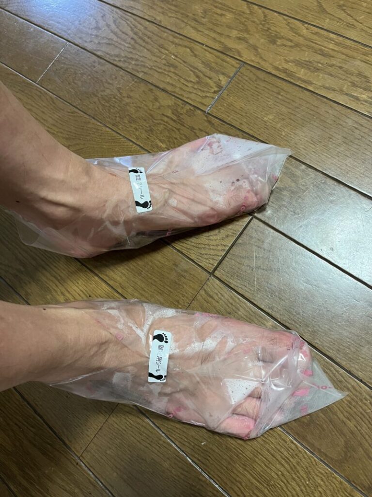 3COINSの角質パックを装着した。ひんやり冷たくて気持ち良い。