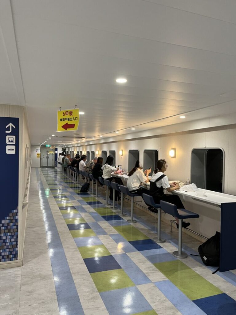 大洋フェリーのカウンター。テーブルなどもあり、食事をしたり、宴会をしたり、ゲームをしたり各々楽しんでいます。