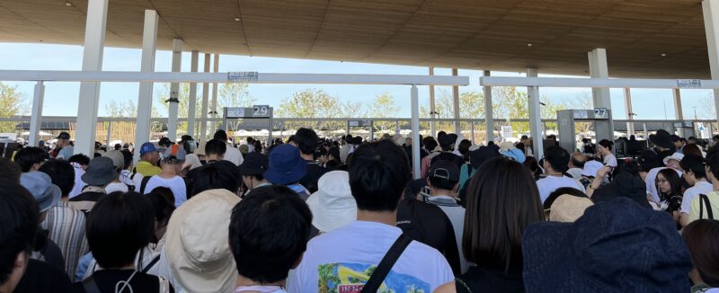 西ゲート手前。一人ずつ通らないといけないので大渋滞。手前に荷物確認の機械がある。