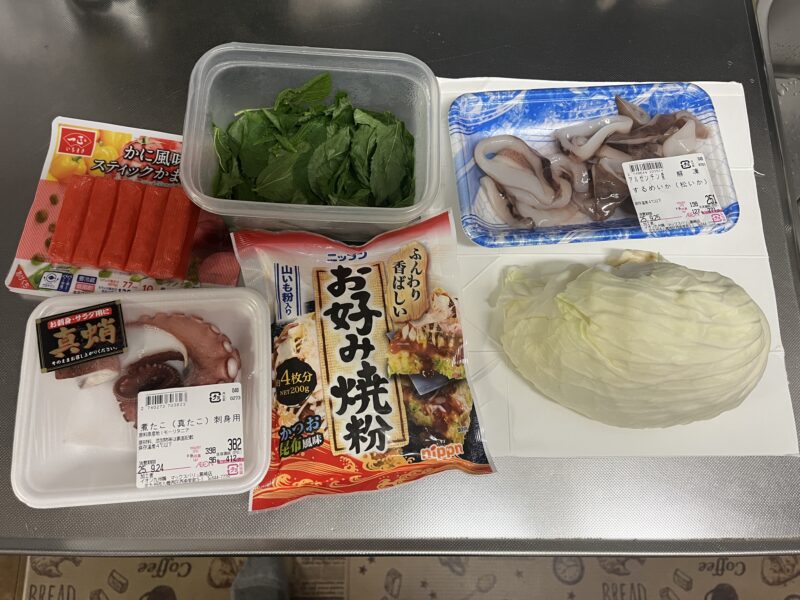 たこ焼きの材料。タコ、イカ、キャベツ、お好み焼き粉、モロヘイヤ、カニカマ。意外と少ない品数。