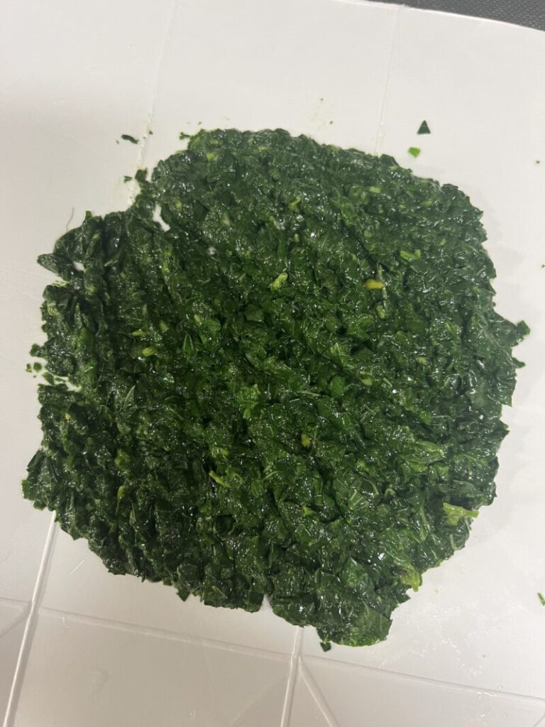 モロヘイヤを加熱し、包丁でみじん切りに。だんだん粘りがでてきて、なぜかよだれも出てきます。