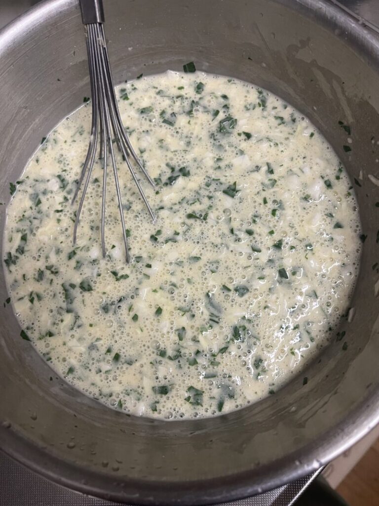 たこ焼きの生地。モロヘイヤが入って少し緑が見える。思った以上にトロミが出て混ぜにくかった。