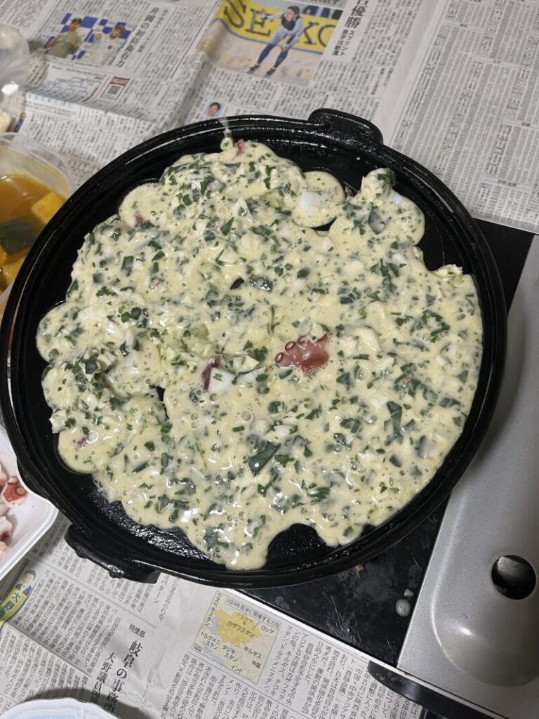 たこ焼き生地にタコも入れて、いよいよ焼き始め。すぐに焼けるので、竹串を持って待機です。