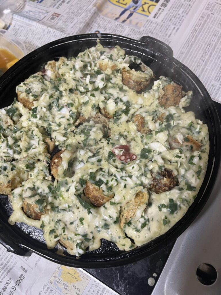 たこ焼きが少し焼けてきたら素早く竹串で生地を回して焼き目を見せます。少しずつ手早くが必要です。