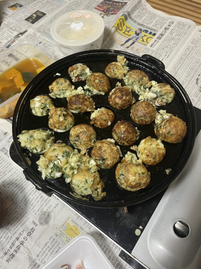 8割がた出来たたこ焼き。いい匂いがしてきてます。焦らず丸になるようにしっかり回し焼きします。