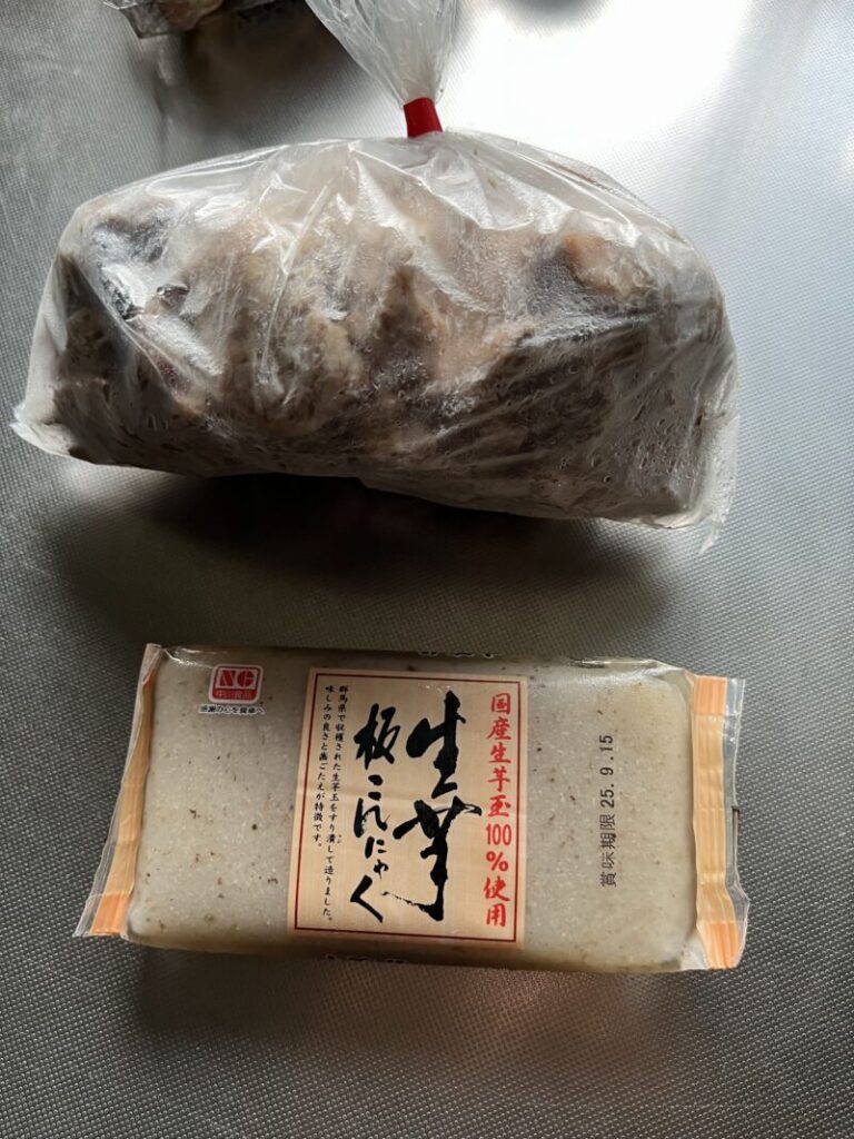 牛すじの煮込みの材料。肉のエザキで購入した新鮮なボイル済のもの。一緒に煮込むこんにゃく。