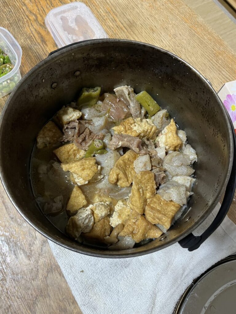 完成した牛すじ肉の煮込み。かなり汁が煮詰まって具に味がついた状態。こんにゃくや厚揚げもおいしそう。