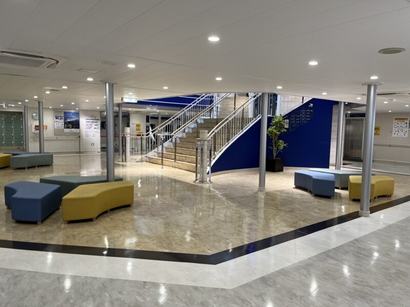 大洋フェリーの船内。あちこちに座るところがあり、リラックスできます。アニメの慣れている子供のプレイルームもあります。