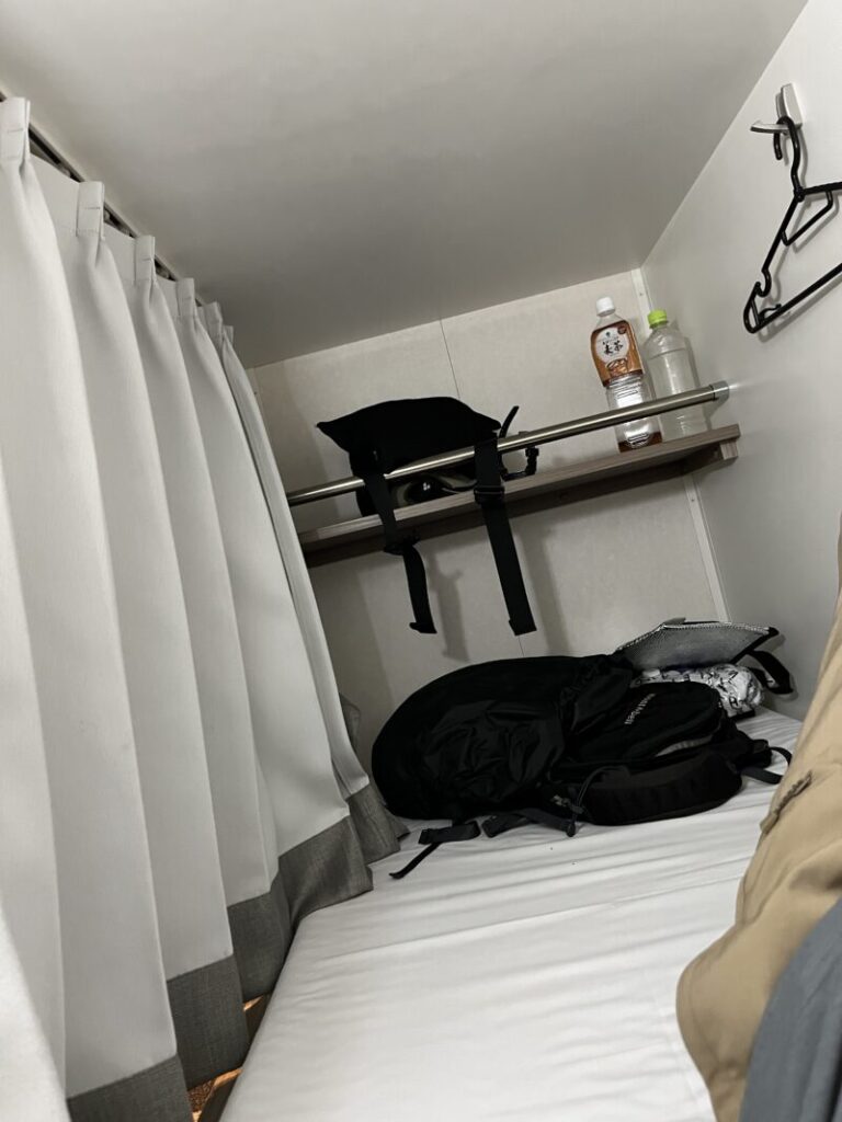 大洋フェリーのコンフォートという個室。棚やハンガーもあり、コンビニみたいにコンパクトに必要なものがおさまっている。