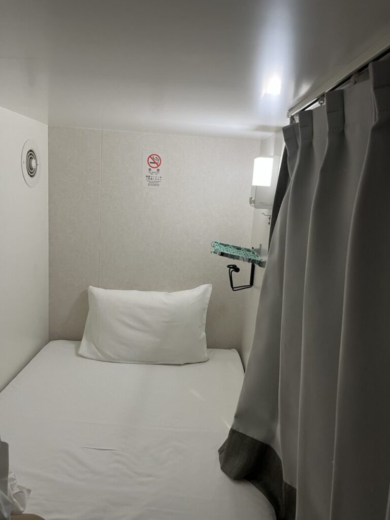 大洋フェリーのコンフォートという個室。睡眠だけの目的だと必要十分。