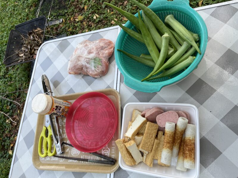 焚き火で焼く食材。下ごしらえ済みであとは焼くだけ。トングやお皿も準備済み。