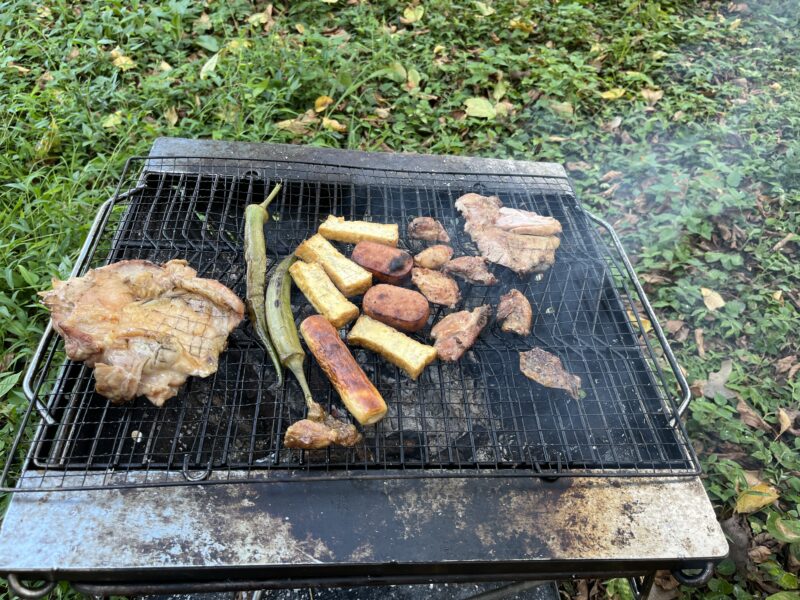 食材が焼けてきて食べごろ。鶏モモ肉は塩コショウで味付け、そのほかはウスターソースで食べます。オクラも美味しそうな焼き色です。