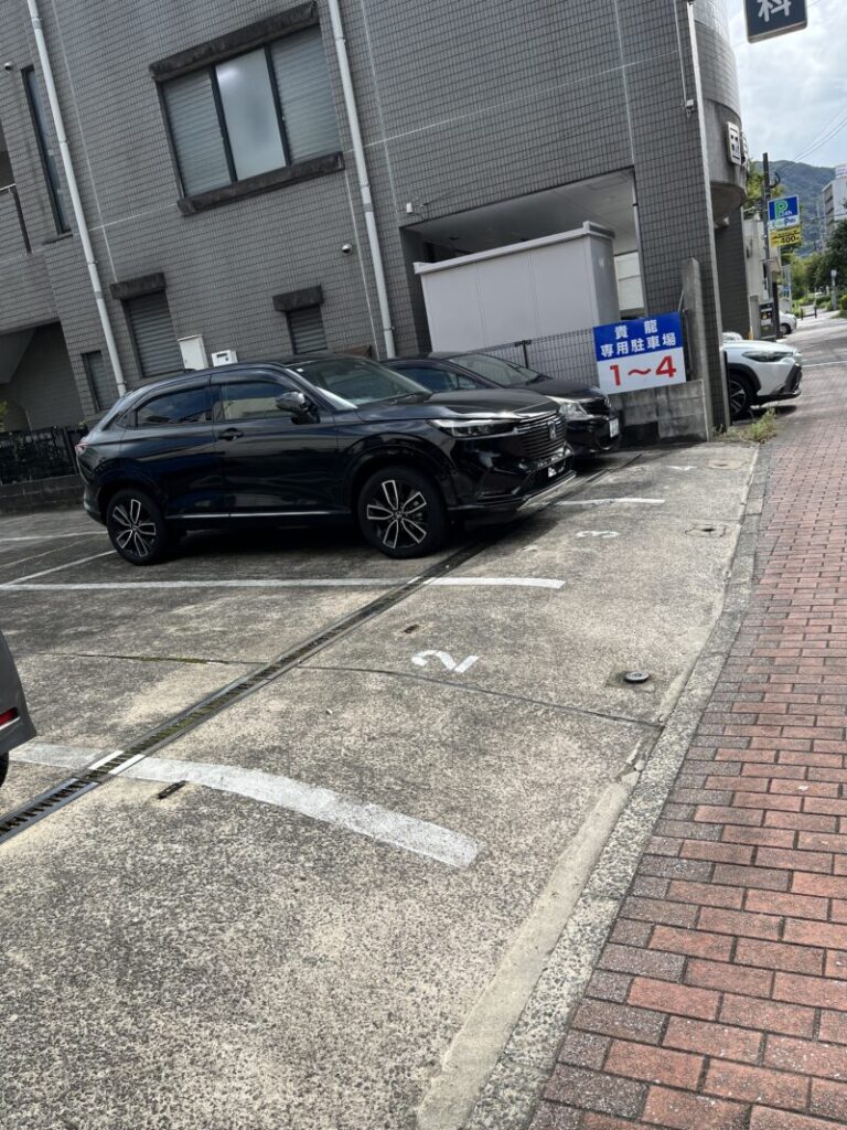 ラーメン貴龍の駐車場。4台駐車できる。いつも満車だが、しばらくすると空きます。